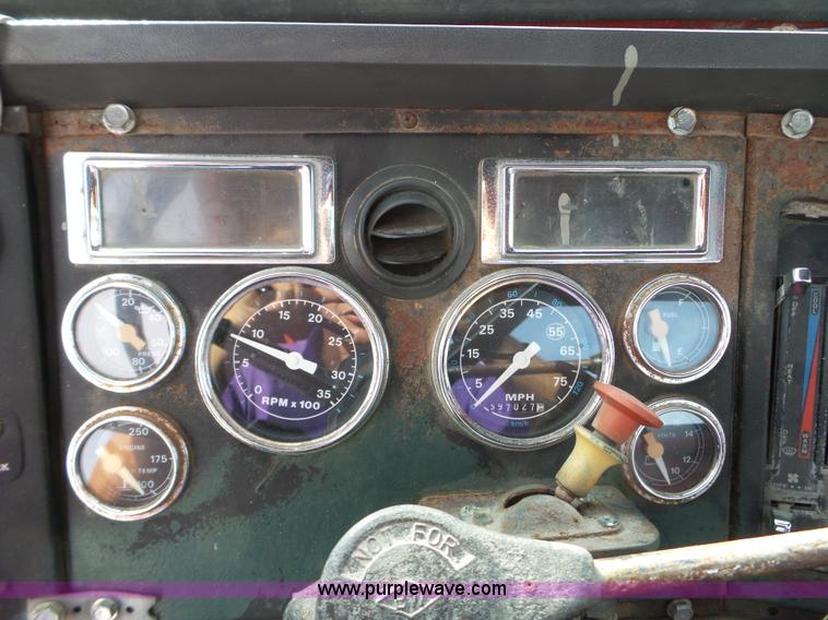 image for item L5017 1990 Ford F9000 truck cab and chassis