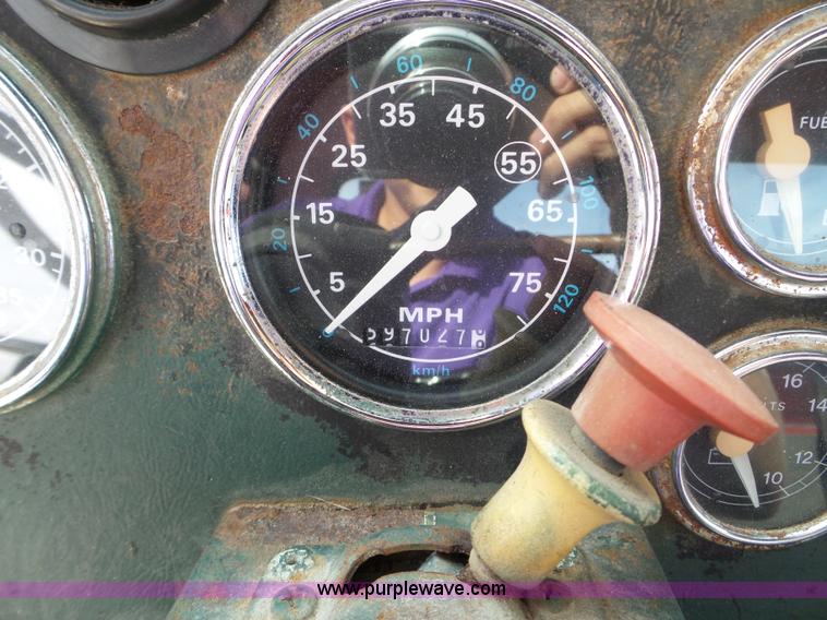 image for item L5017 1990 Ford F9000 truck cab and chassis