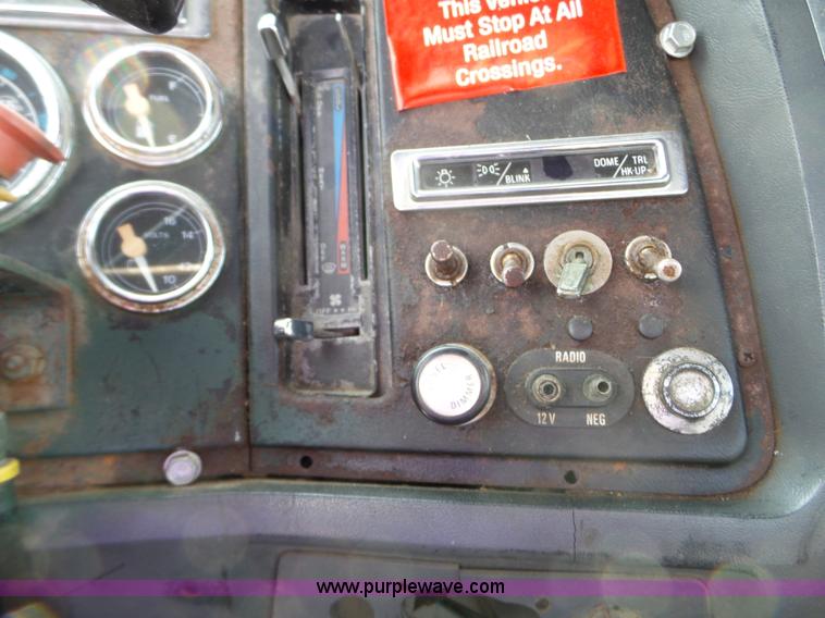 image for item L5017 1990 Ford F9000 truck cab and chassis