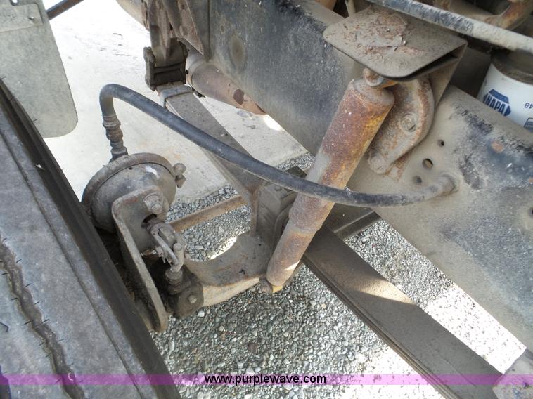 image for item L5017 1990 Ford F9000 truck cab and chassis