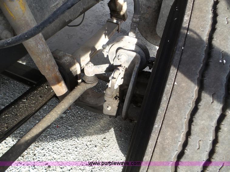 image for item L5017 1990 Ford F9000 truck cab and chassis