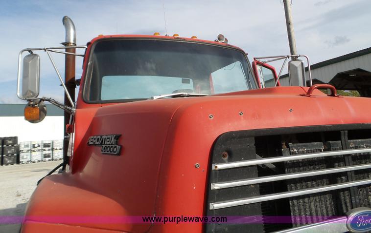 image for item L5017 1990 Ford F9000 truck cab and chassis