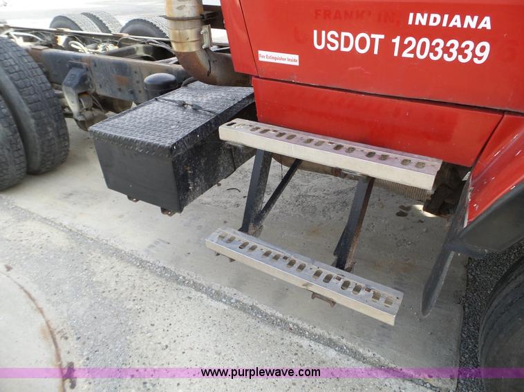 image for item L5017 1990 Ford F9000 truck cab and chassis