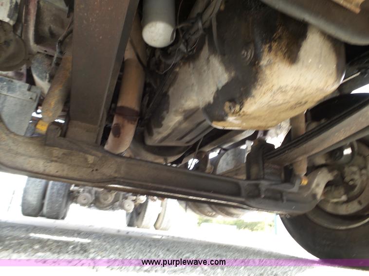 image for item L5017 1990 Ford F9000 truck cab and chassis