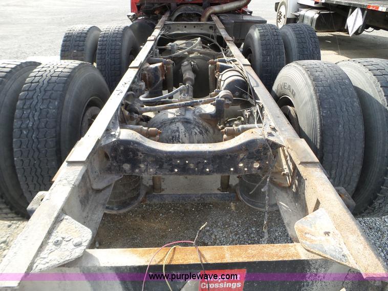 image for item L5017 1990 Ford F9000 truck cab and chassis