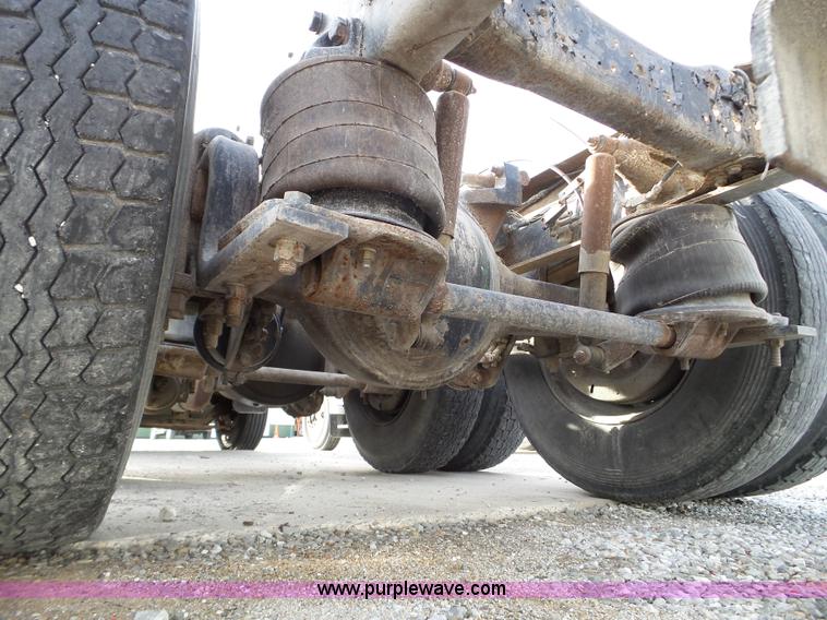 image for item L5017 1990 Ford F9000 truck cab and chassis