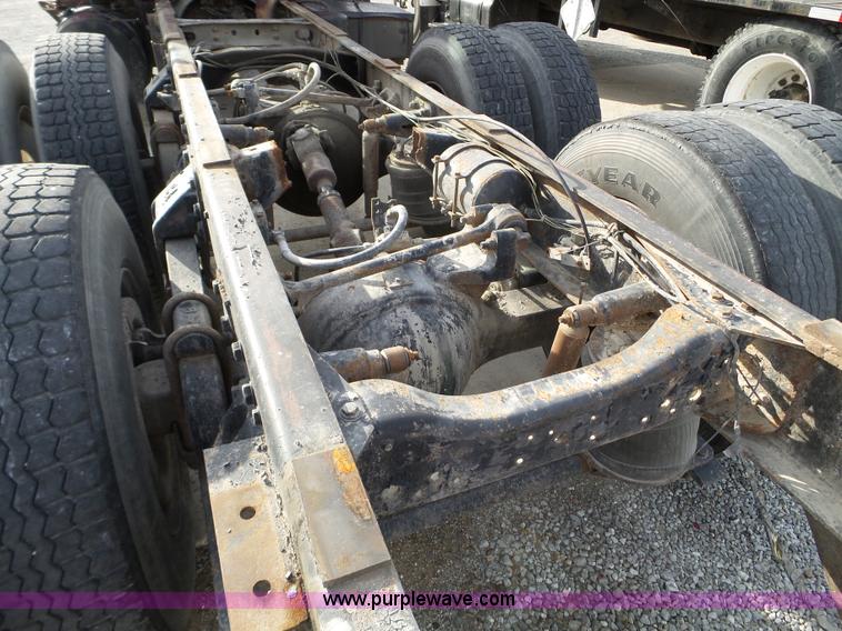 image for item L5017 1990 Ford F9000 truck cab and chassis