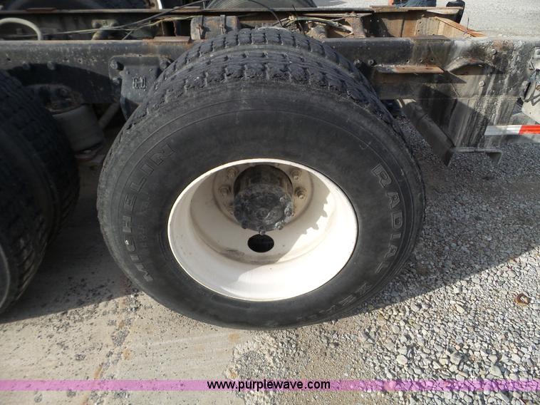 image for item L5017 1990 Ford F9000 truck cab and chassis