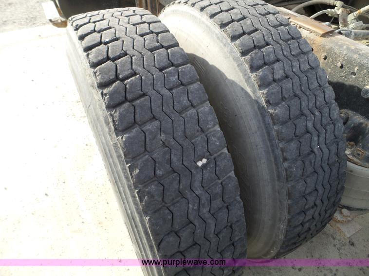 image for item L5017 1990 Ford F9000 truck cab and chassis