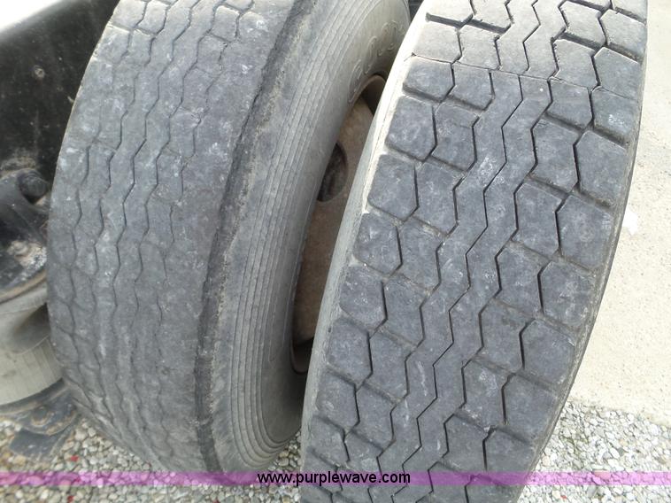 image for item L5017 1990 Ford F9000 truck cab and chassis