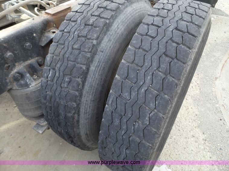 image for item L5017 1990 Ford F9000 truck cab and chassis