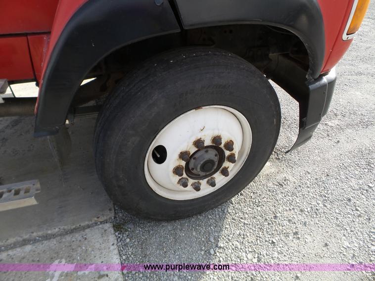 image for item L5017 1990 Ford F9000 truck cab and chassis