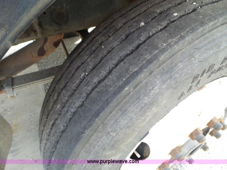 image for item L5017 1990 Ford F9000 truck cab and chassis