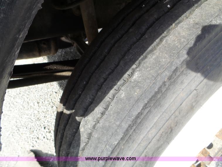 image for item L5017 1990 Ford F9000 truck cab and chassis