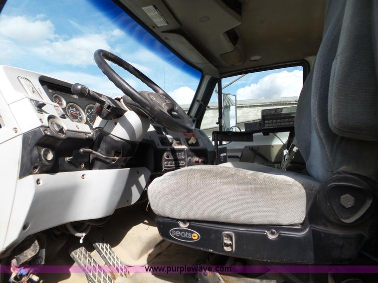 image for item L5019 2001 Sterling L8500 applicator truck