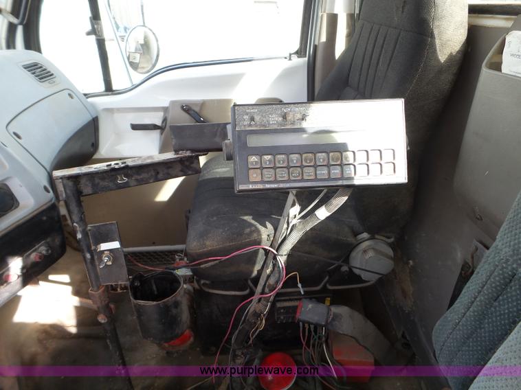 image for item L5019 2001 Sterling L8500 applicator truck