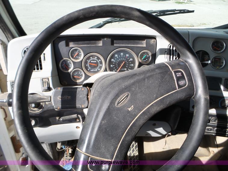 image for item L5019 2001 Sterling L8500 applicator truck