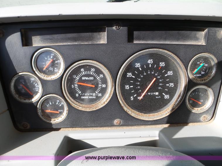 image for item L5019 2001 Sterling L8500 applicator truck