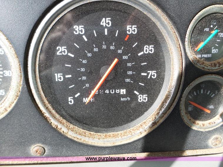 image for item L5019 2001 Sterling L8500 applicator truck