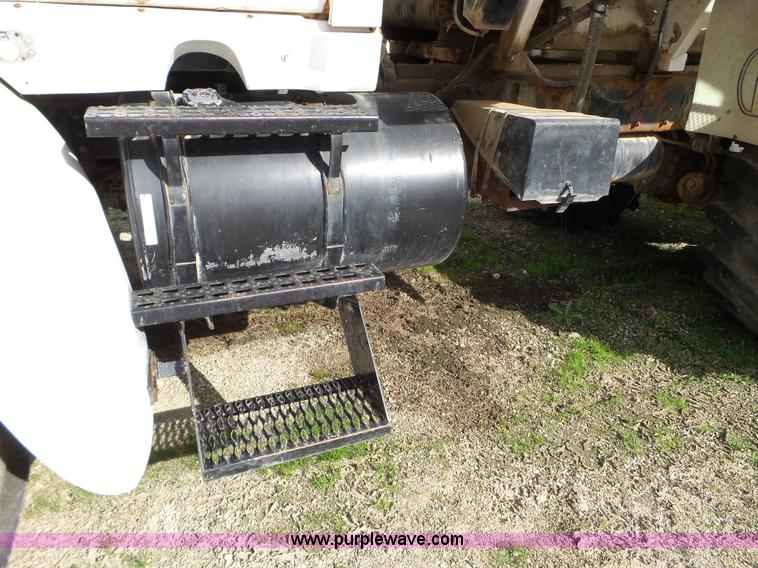 image for item L5019 2001 Sterling L8500 applicator truck