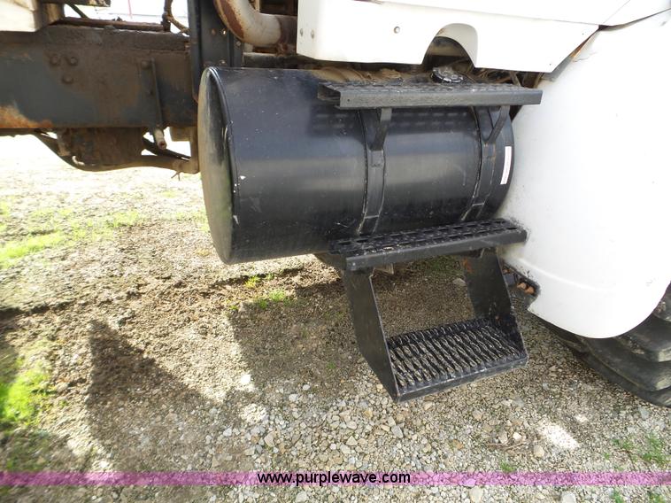 image for item L5019 2001 Sterling L8500 applicator truck