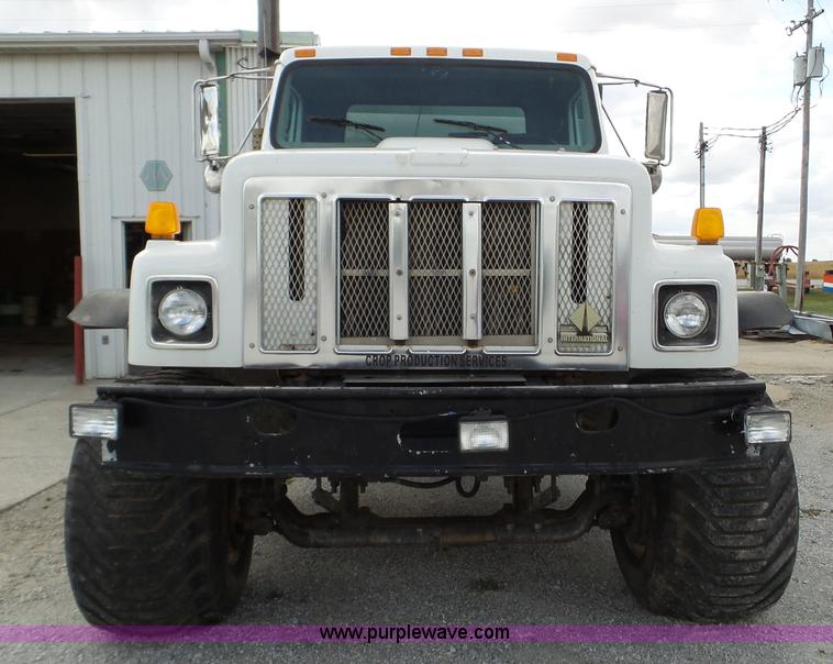 image for item L5021 1998 International 2554 applicator truck