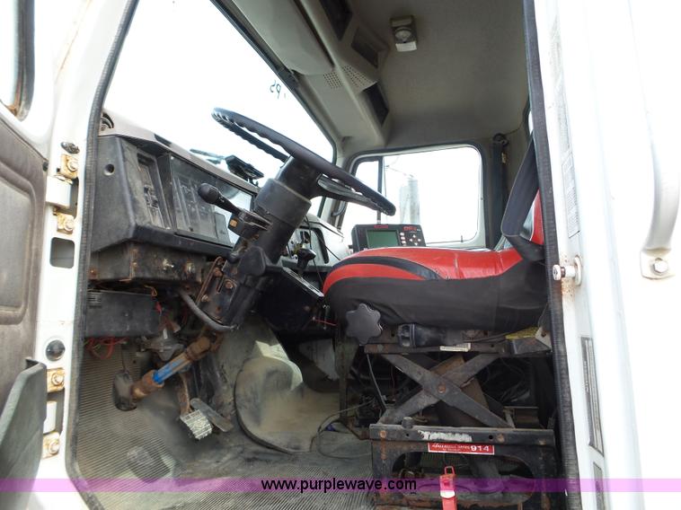 image for item L5021 1998 International 2554 applicator truck