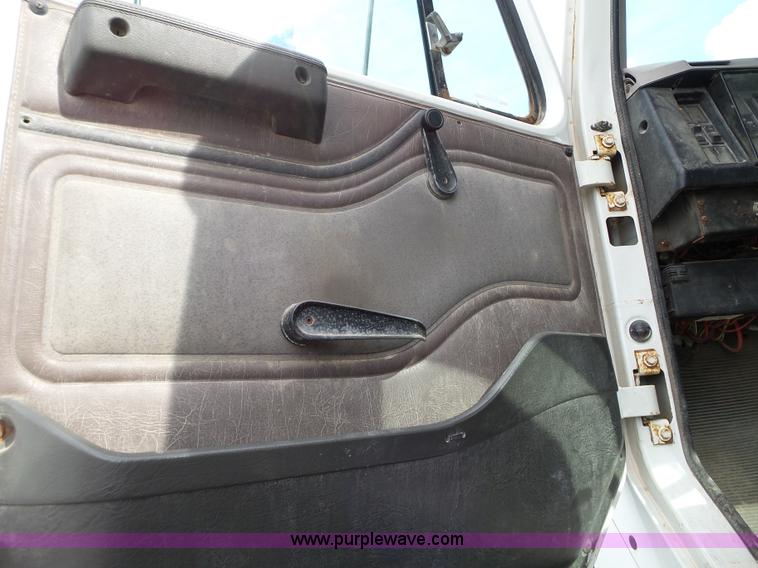 image for item L5021 1998 International 2554 applicator truck