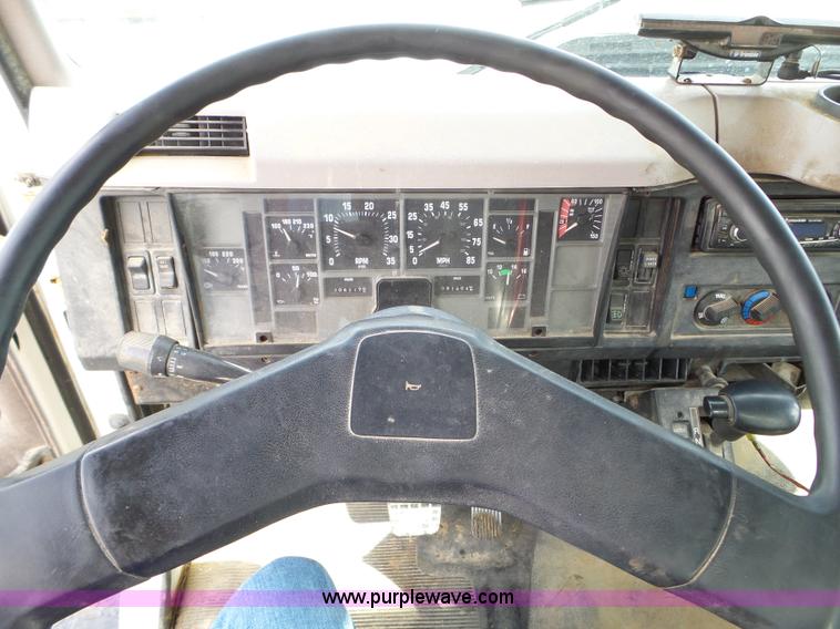 image for item L5021 1998 International 2554 applicator truck