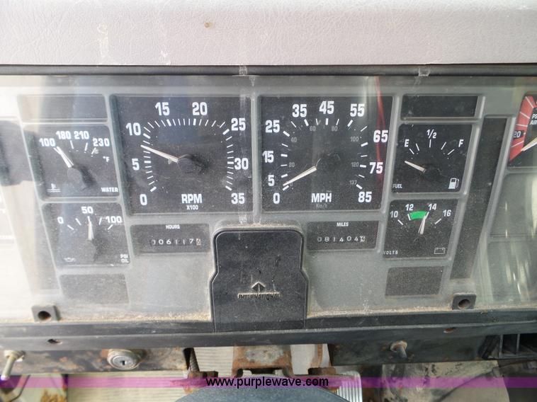 image for item L5021 1998 International 2554 applicator truck