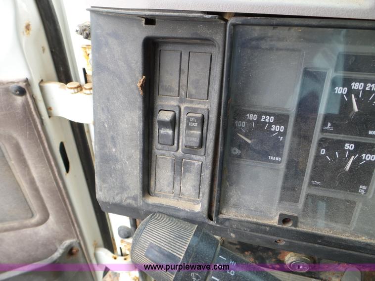 image for item L5021 1998 International 2554 applicator truck