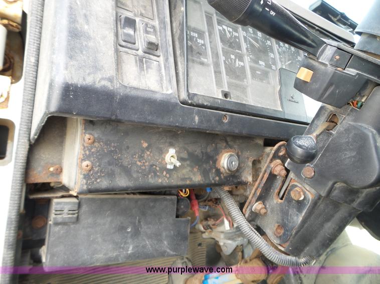 image for item L5021 1998 International 2554 applicator truck