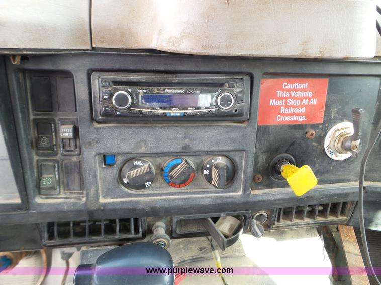 image for item L5021 1998 International 2554 applicator truck