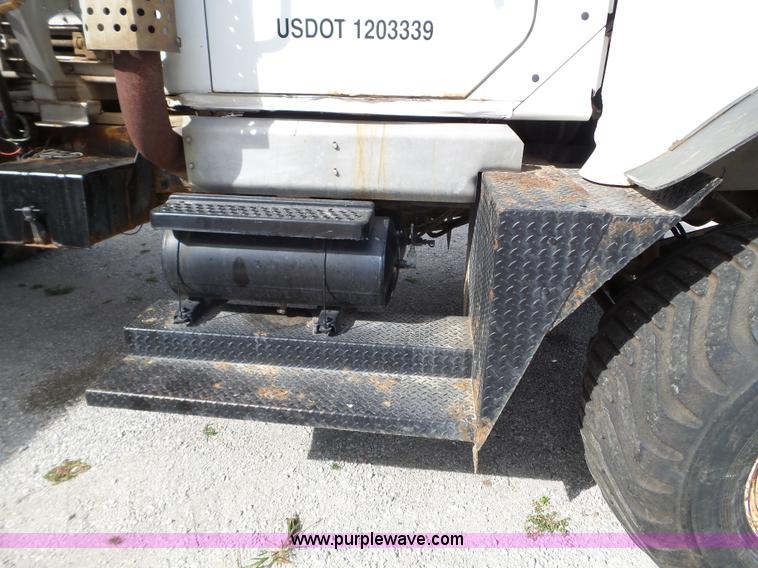 image for item L5021 1998 International 2554 applicator truck