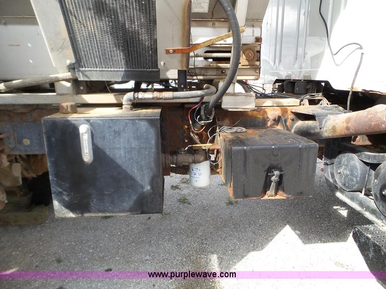 image for item L5021 1998 International 2554 applicator truck