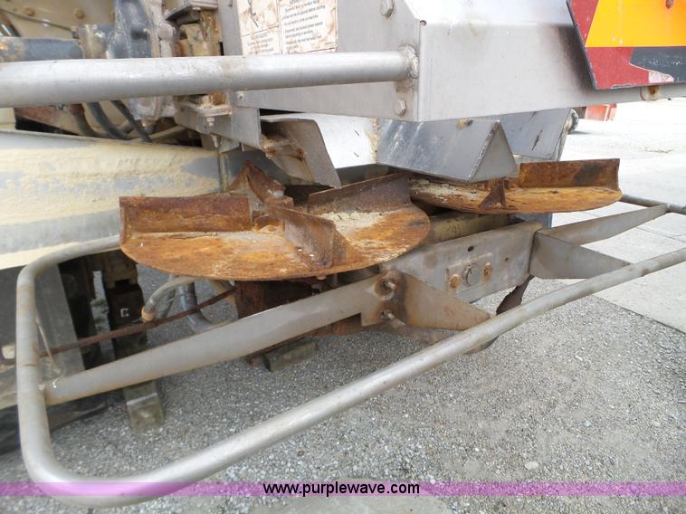 image for item L5021 1998 International 2554 applicator truck