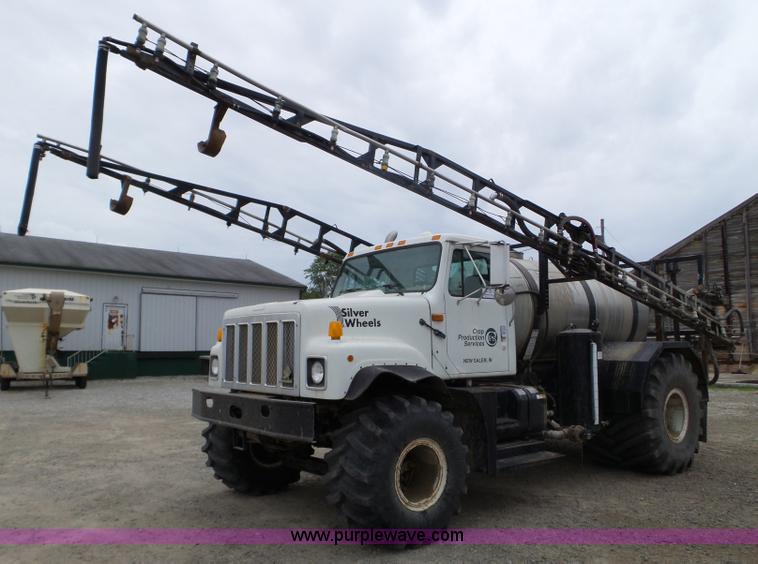 image for item L5023 1996 International 2554 Silver Wheels self-propelled sprayer