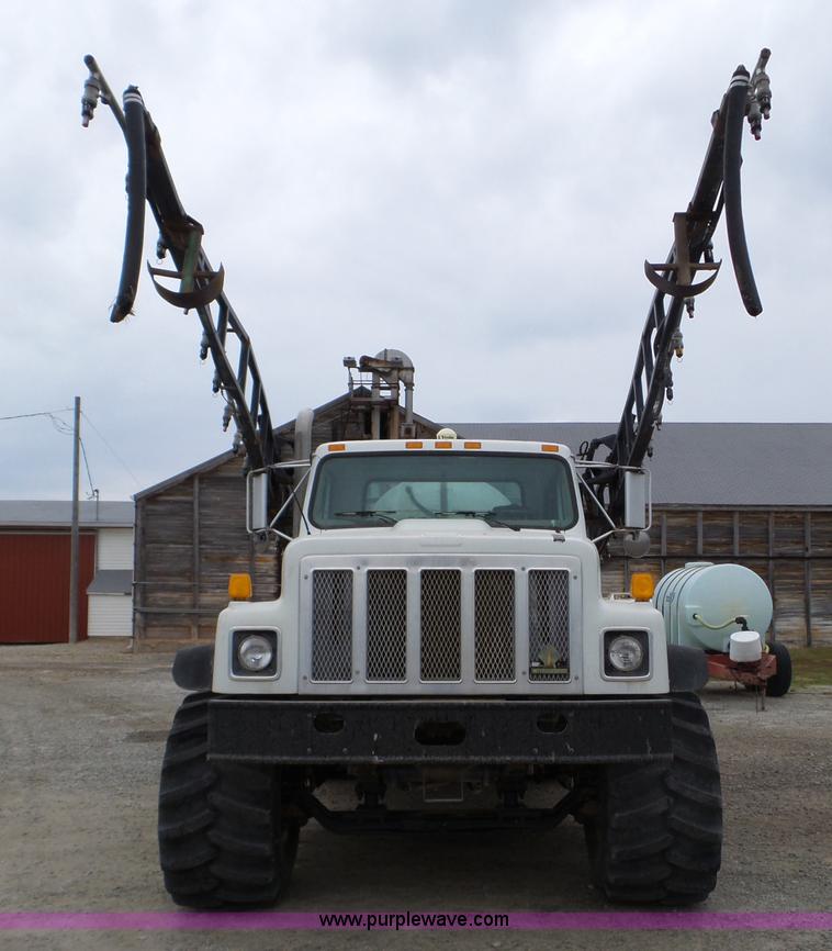 image for item L5023 1996 International 2554 Silver Wheels self-propelled sprayer