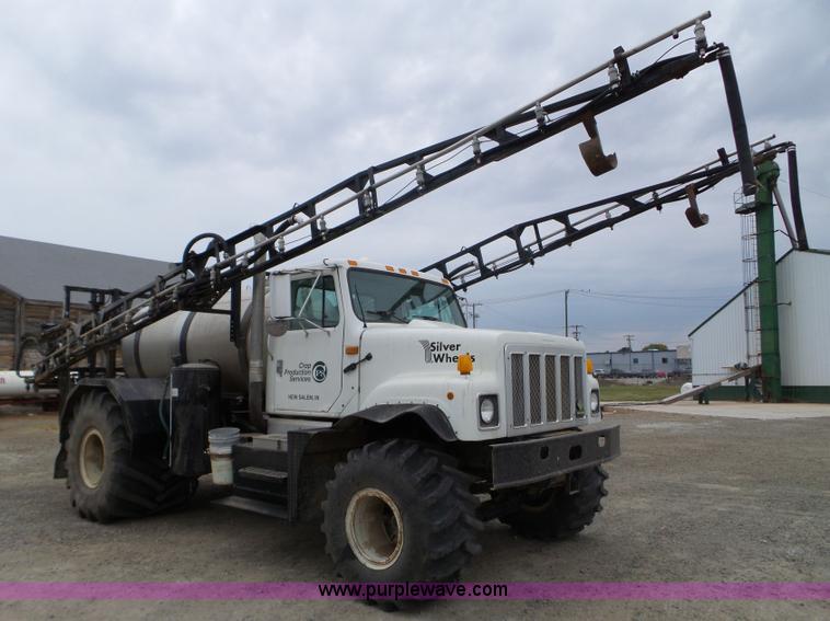 image for item L5023 1996 International 2554 Silver Wheels self-propelled sprayer