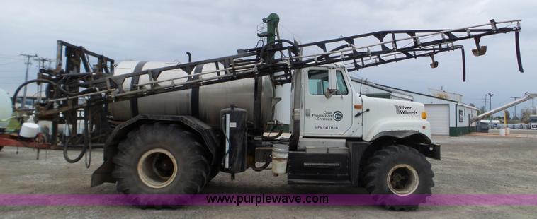 image for item L5023 1996 International 2554 Silver Wheels self-propelled sprayer