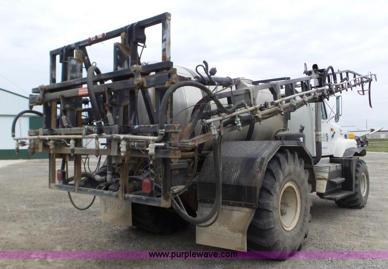 image for item L5023 1996 International 2554 Silver Wheels self-propelled sprayer