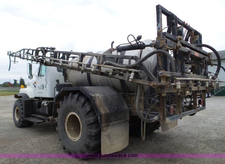 image for item L5023 1996 International 2554 Silver Wheels self-propelled sprayer