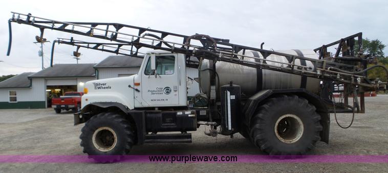 image for item L5023 1996 International 2554 Silver Wheels self-propelled sprayer
