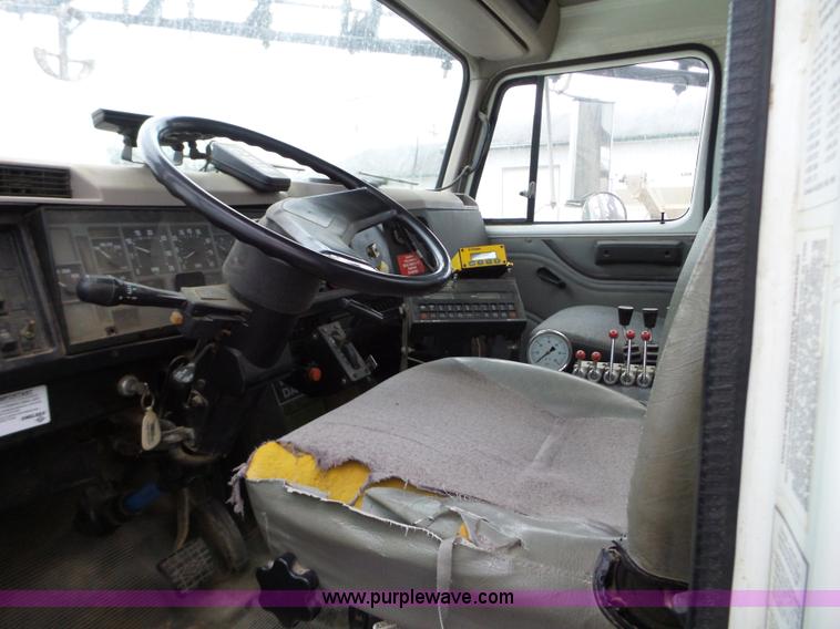 image for item L5023 1996 International 2554 Silver Wheels self-propelled sprayer