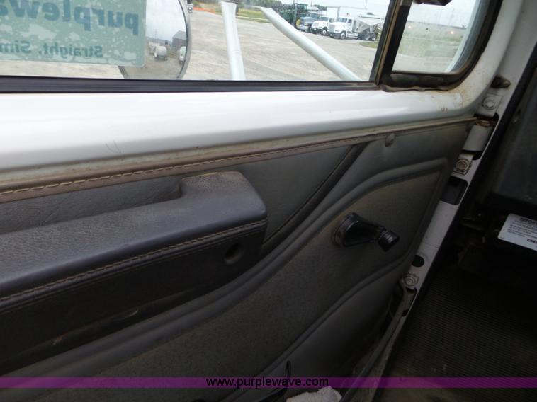 image for item L5023 1996 International 2554 Silver Wheels self-propelled sprayer