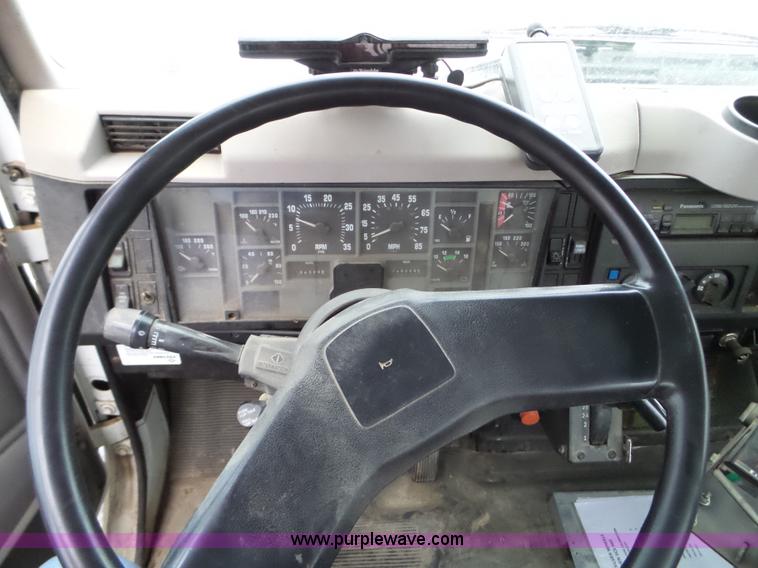 image for item L5023 1996 International 2554 Silver Wheels self-propelled sprayer