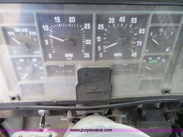 image for item L5023 1996 International 2554 Silver Wheels self-propelled sprayer