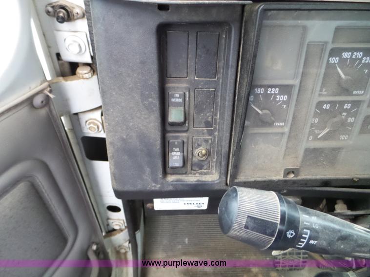 image for item L5023 1996 International 2554 Silver Wheels self-propelled sprayer