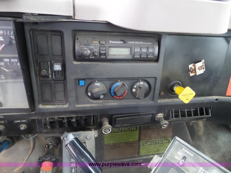 image for item L5023 1996 International 2554 Silver Wheels self-propelled sprayer