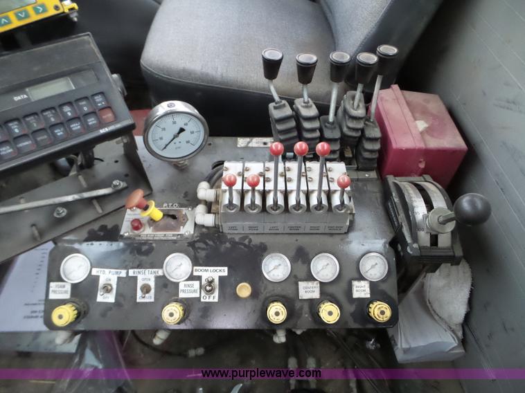 image for item L5023 1996 International 2554 Silver Wheels self-propelled sprayer